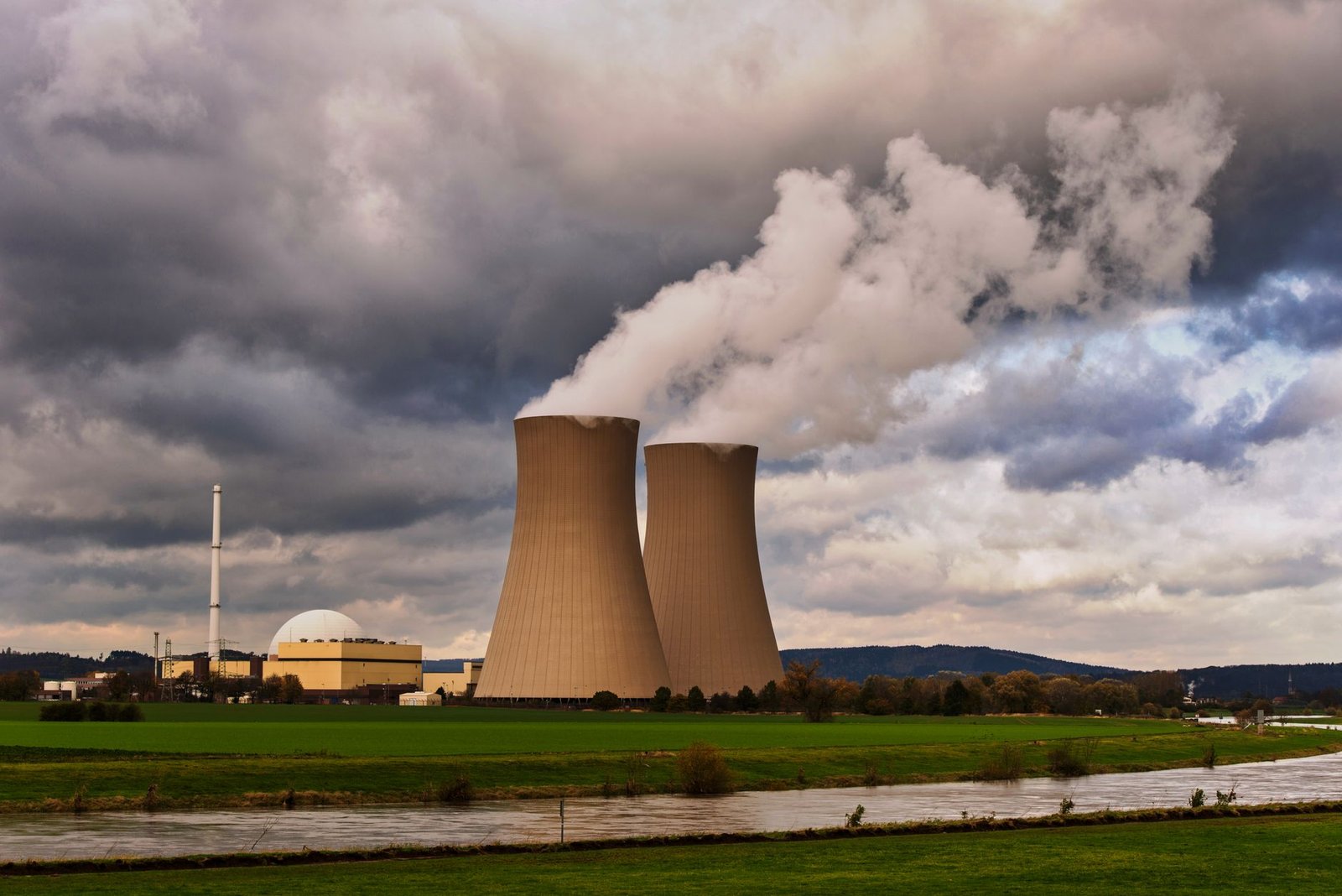Infographic showing the benefits and risks of nuclear energy in the context of climate change. — nuclear energy debate